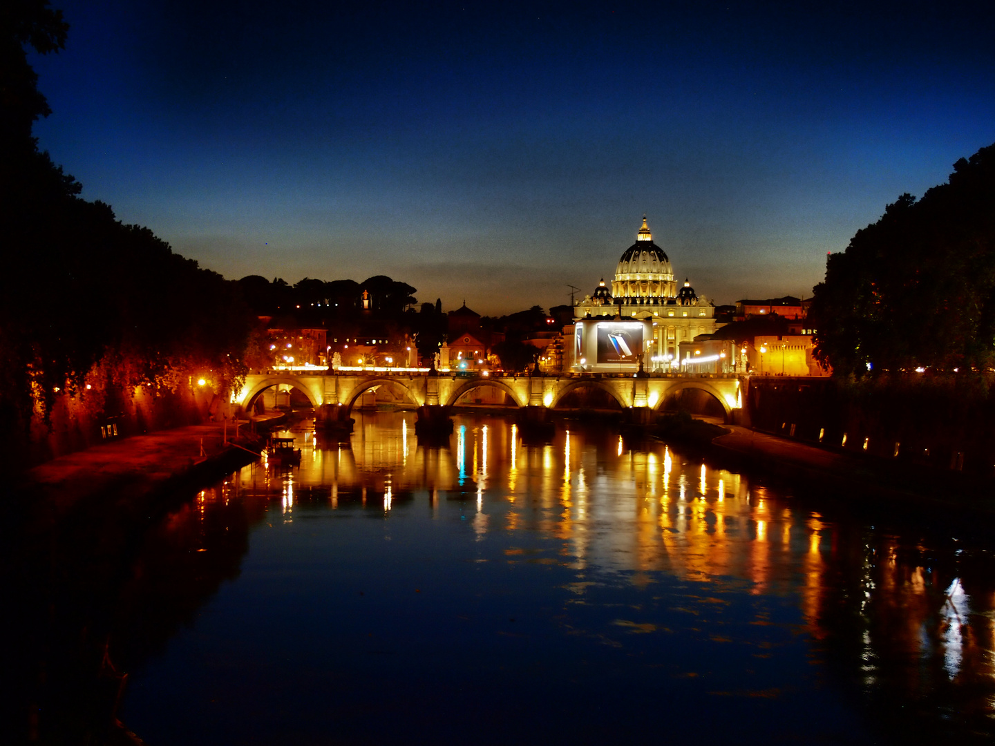 Petersdom bei Nacht