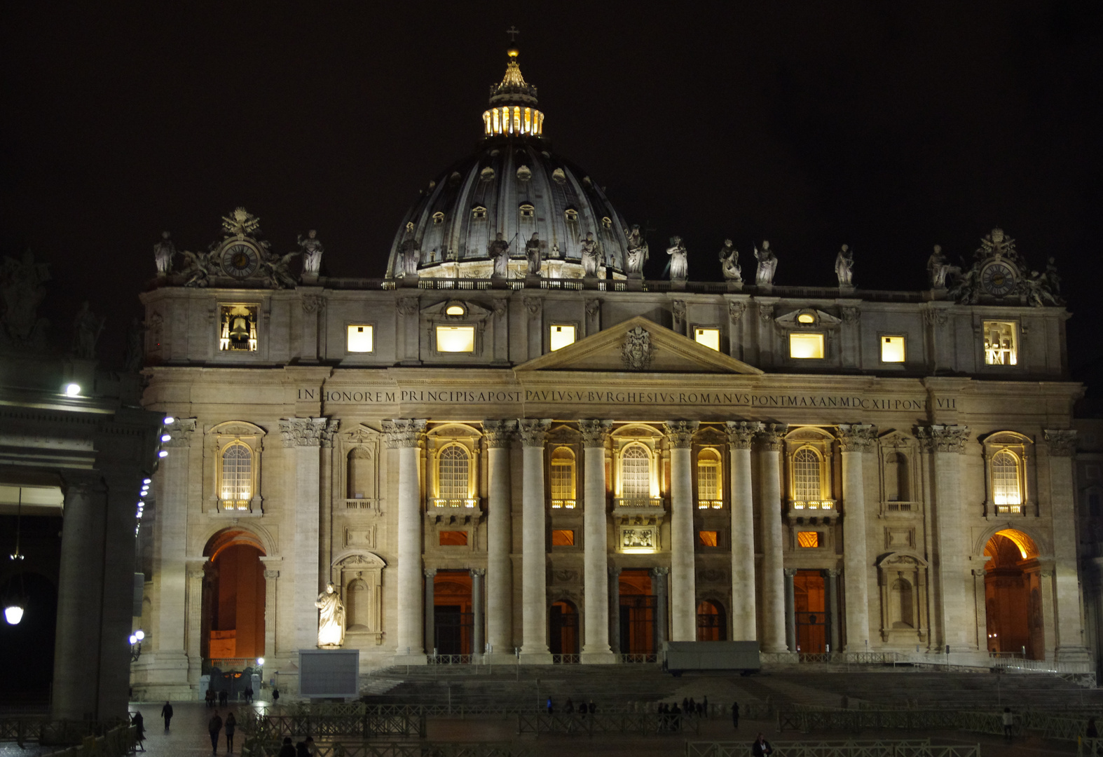 Petersdom bei Nacht