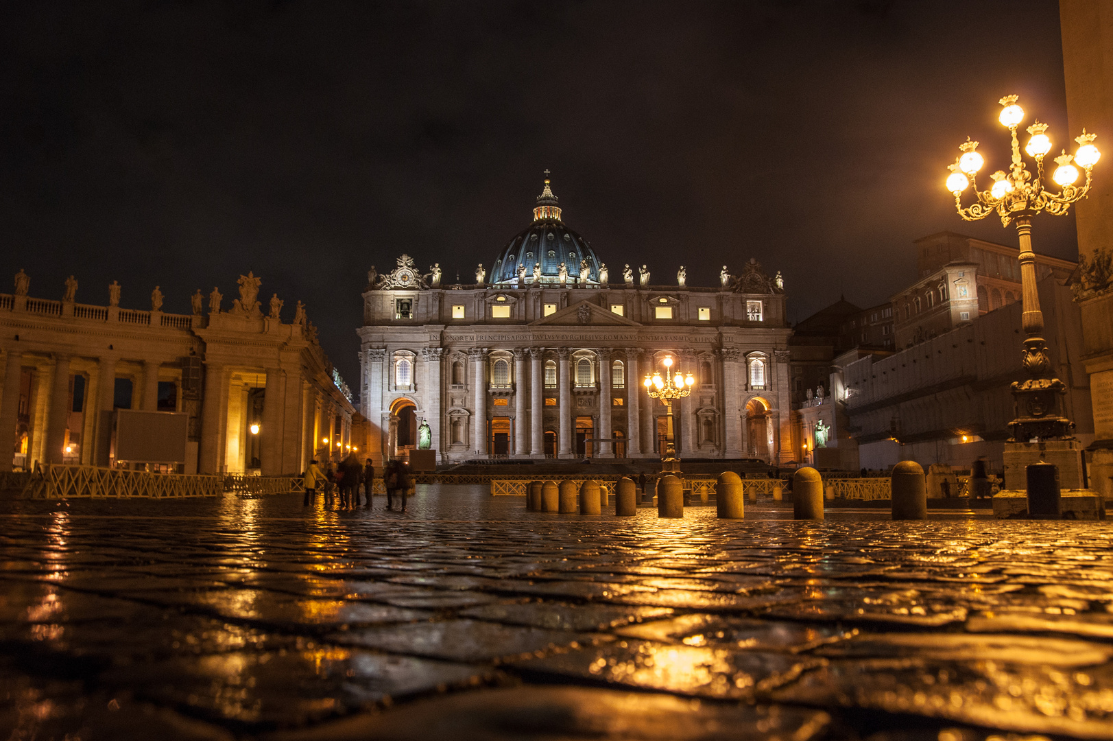 Petersdom bei Nacht