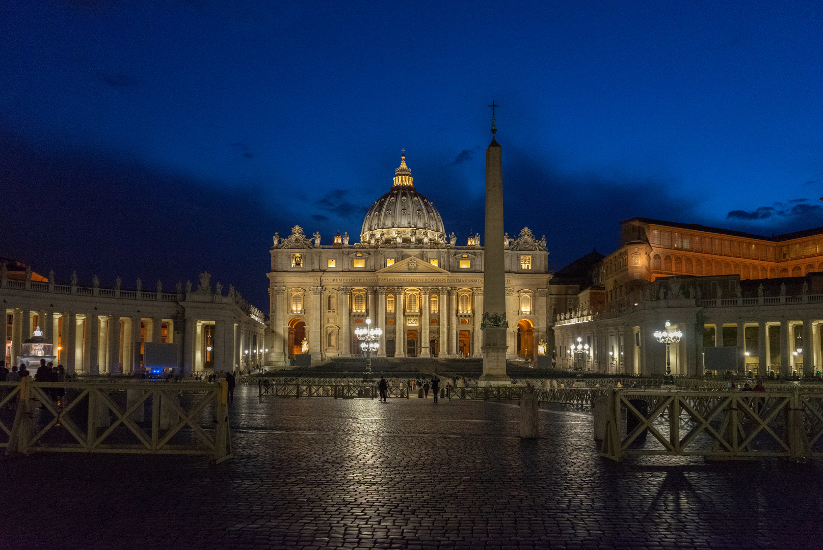  Petersdom bei Nacht