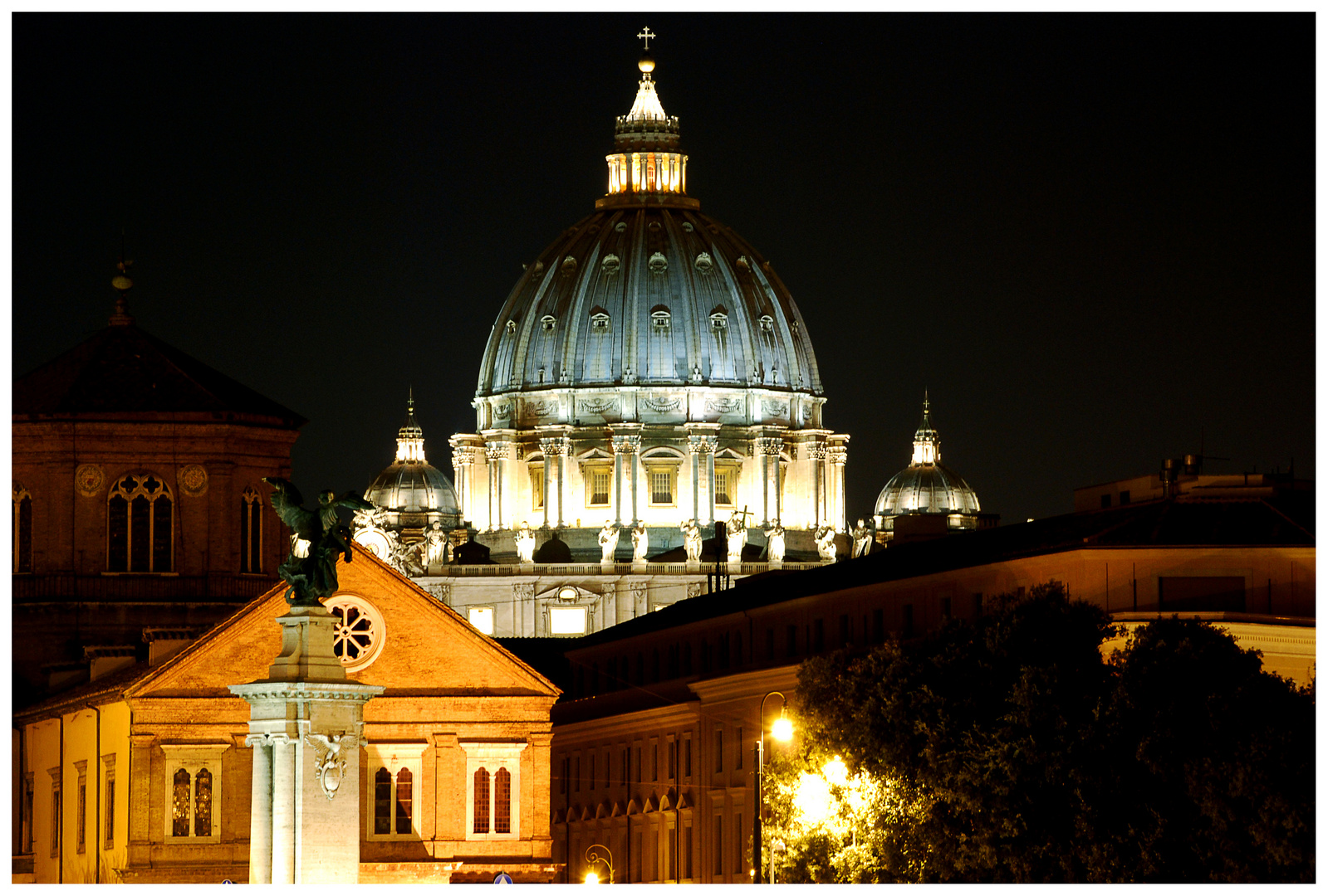 Petersdom bei Nacht