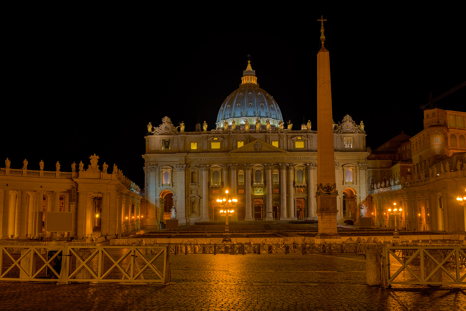 Petersdom bei Nacht