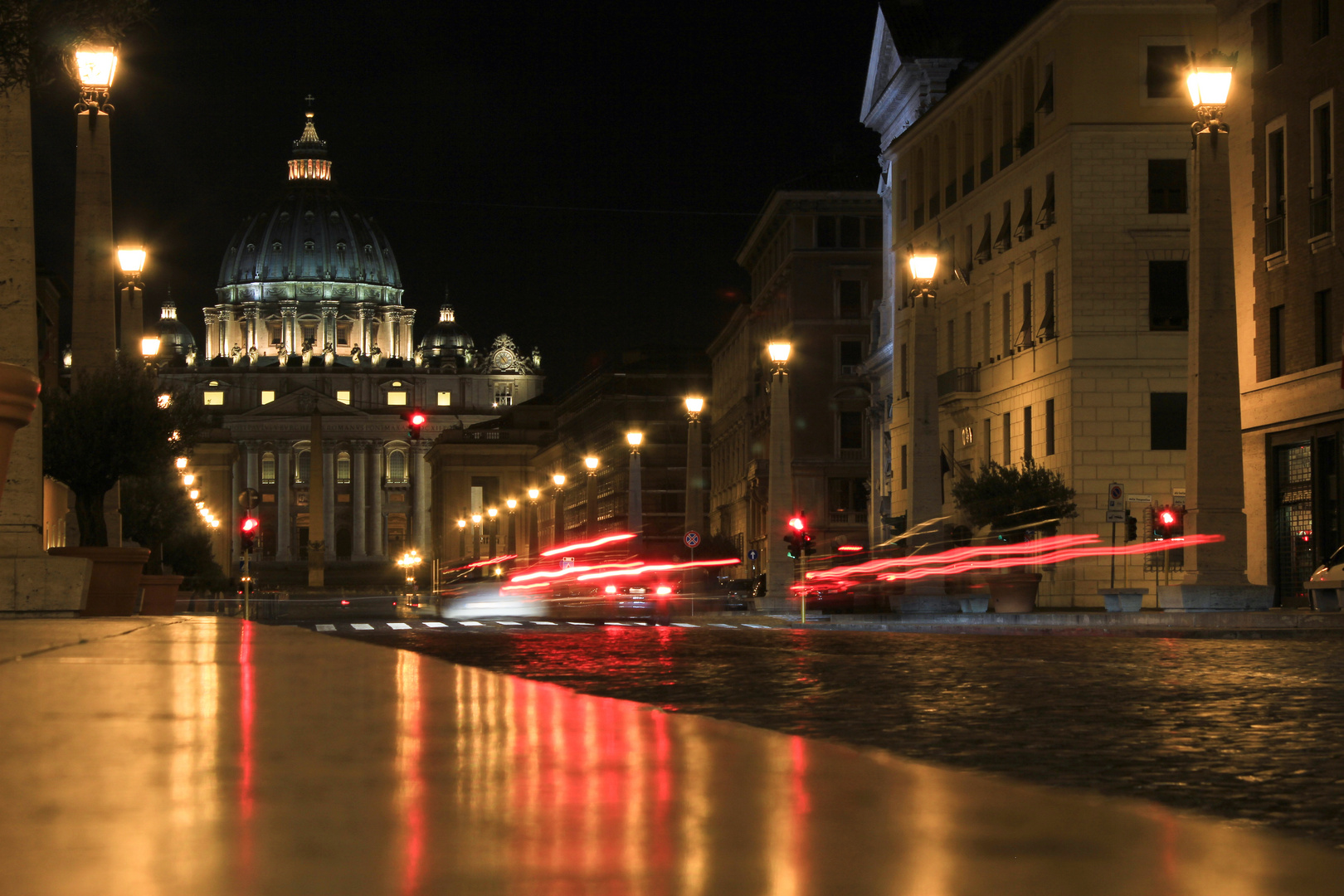 Petersdom bei Nacht