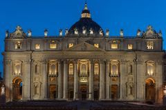 Petersdom bei Nacht