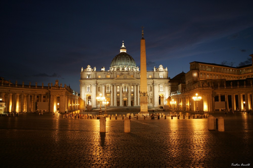 Petersdom bei Nacht