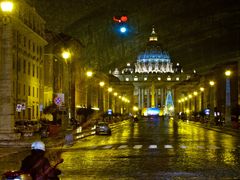 Petersdom durch das dreckige Busfenster