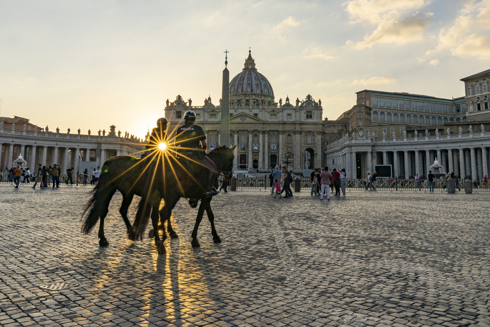  Petersdom mit berittene Carabinieri