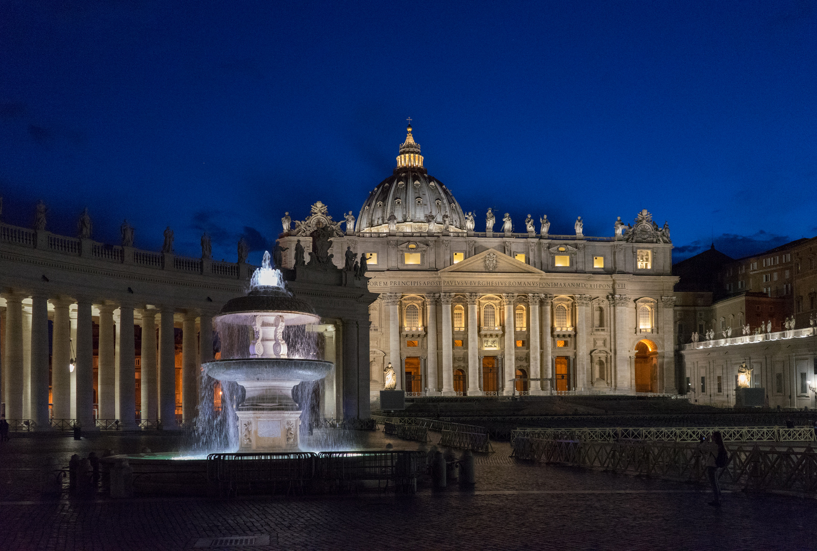  Petersdom mit Brunnen bei Nacht