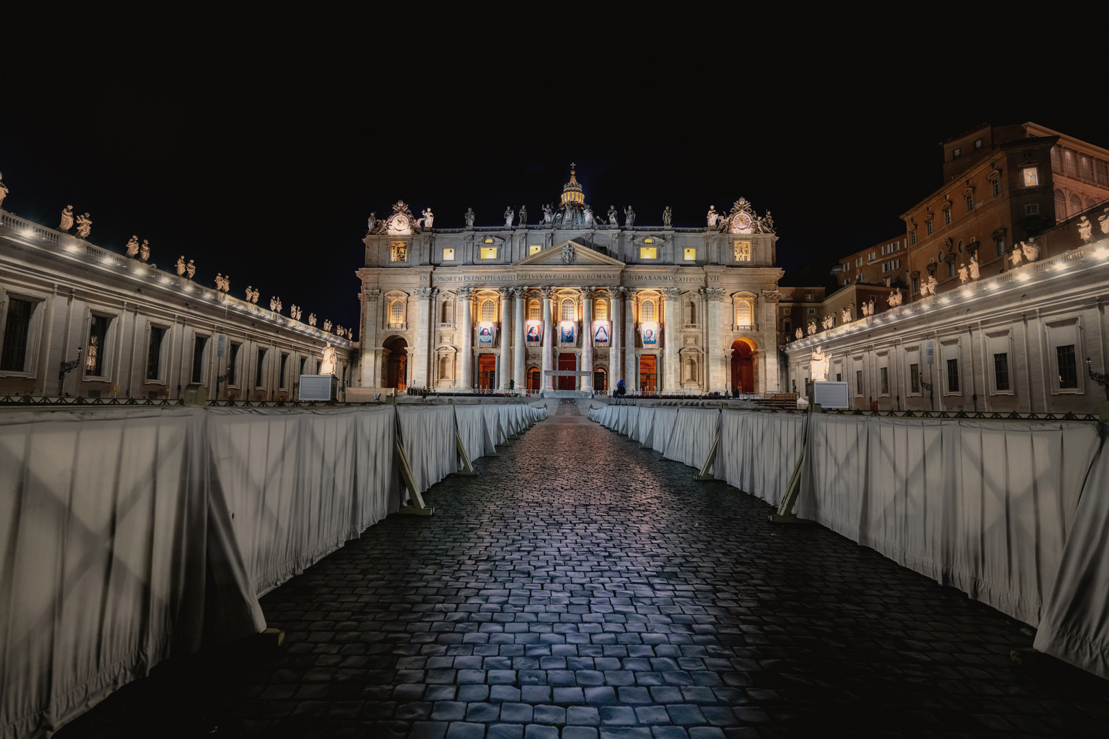 Petersdom und Petersplatz bei Nacht 