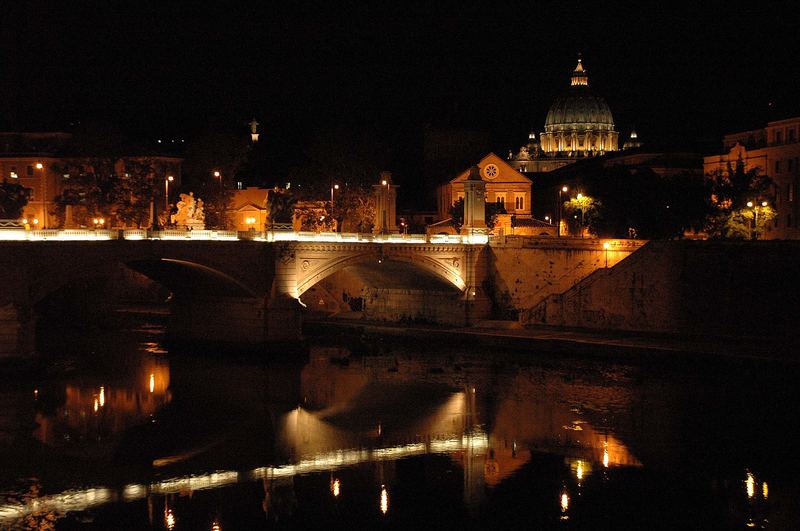 Petersdom und Tiber bei Nacht