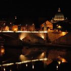 Petersdom und Tiber bei Nacht