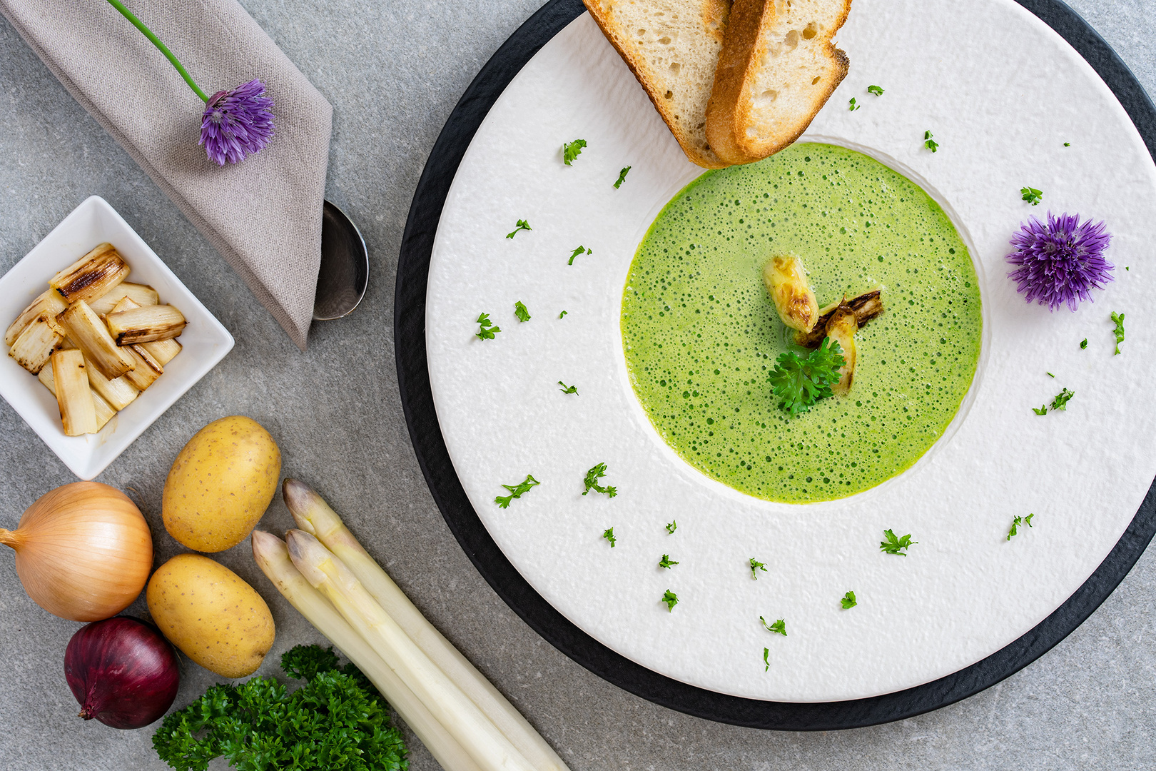 Petersilie-Schaumcremesuppe mit gebratenem Spargel