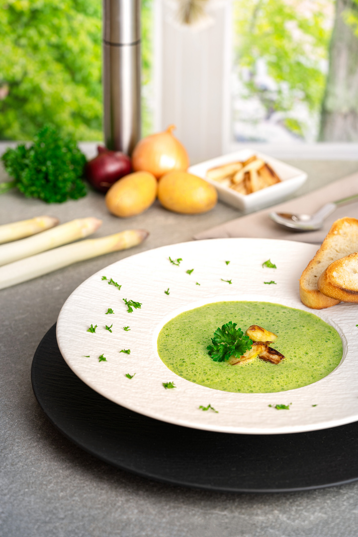 Petersilie-Schaumcremesuppe mit gebratenem Spargel