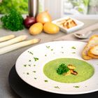 Petersilie-Schaumcremesuppe mit gebratenem Spargel