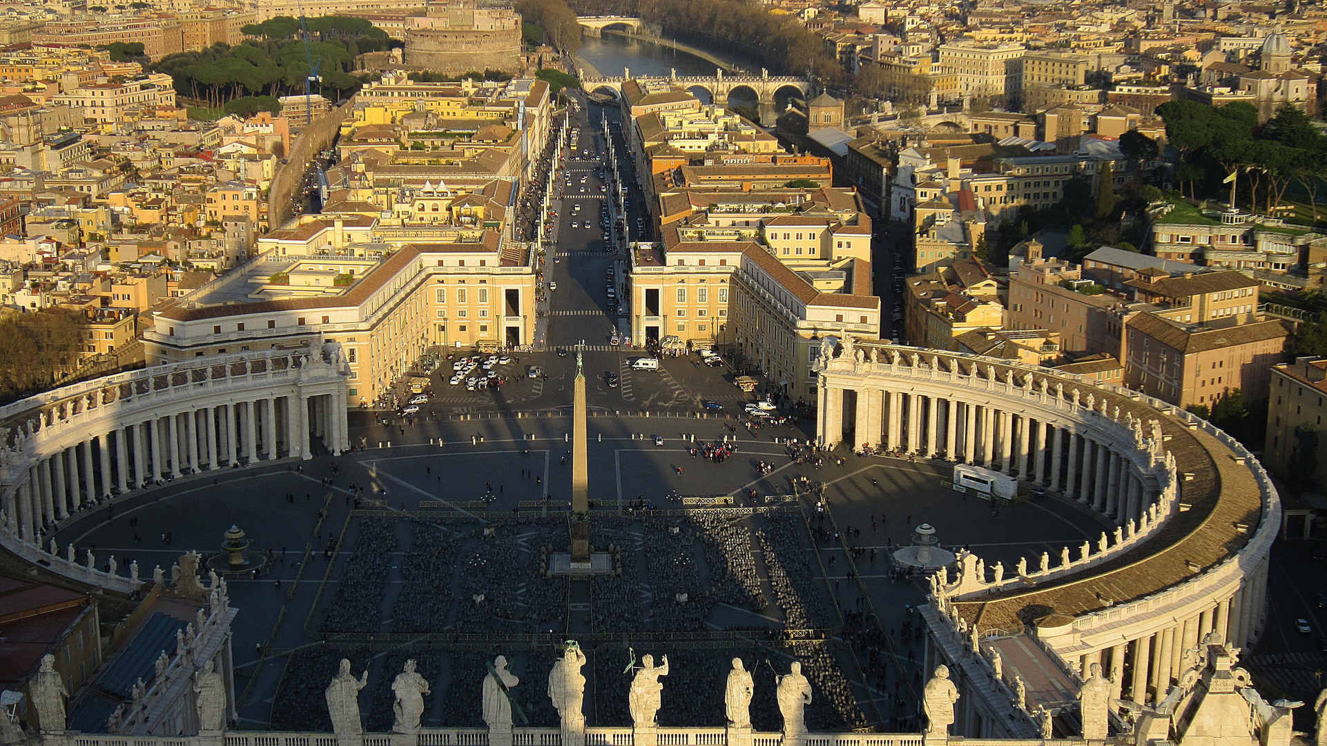 Petersplatz im Sonnenlicht der Abendsonne