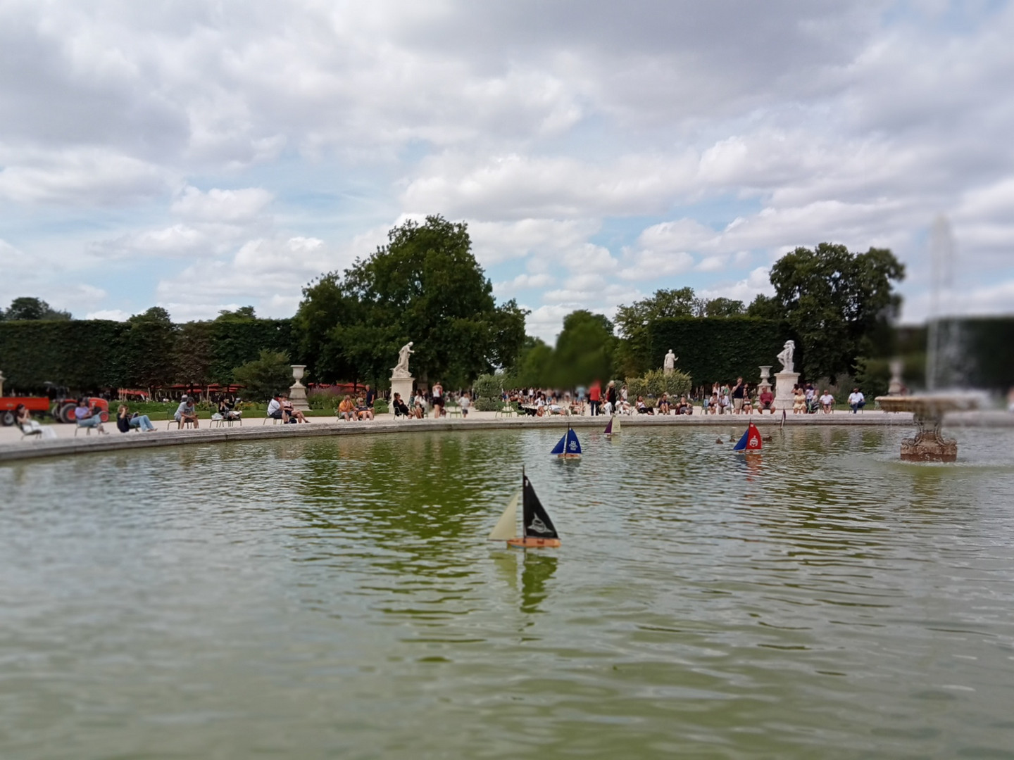 Petit bassin du Jardin des Tuileries à Paris (75)