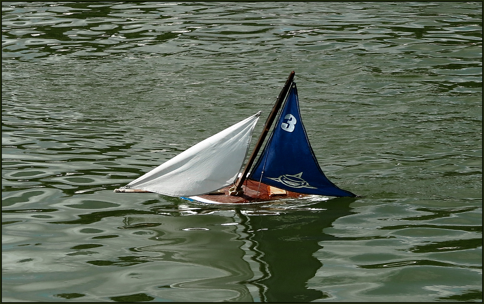 Petit bateau - Grand bassin rond - Jardin des Tuileries - Paris