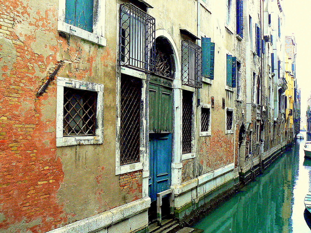 Petit canal à Venise .