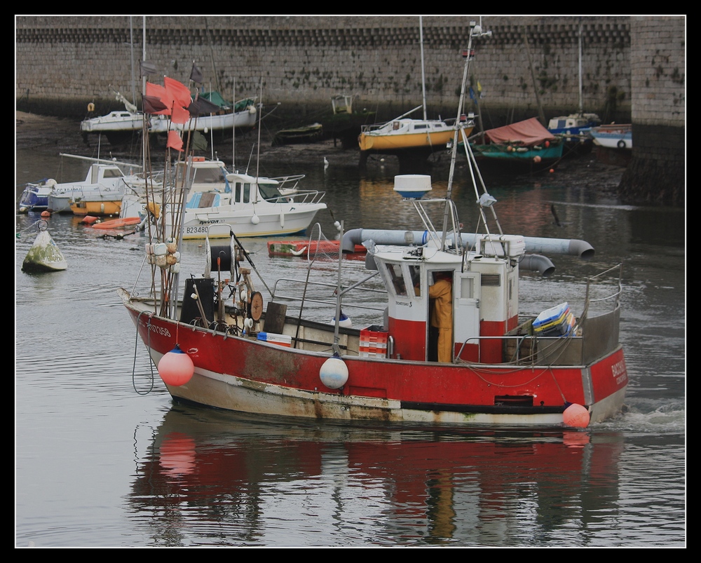 " Petit chalutier dans le port de Concarneau "