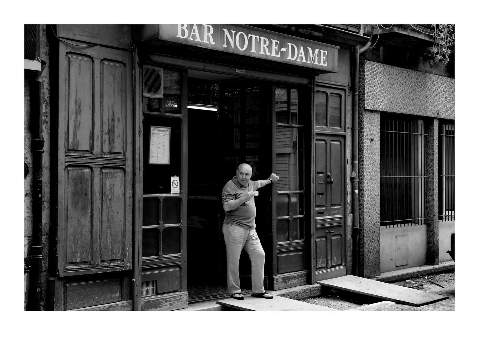 Petit Déjeuner in der stillen Seitengasse