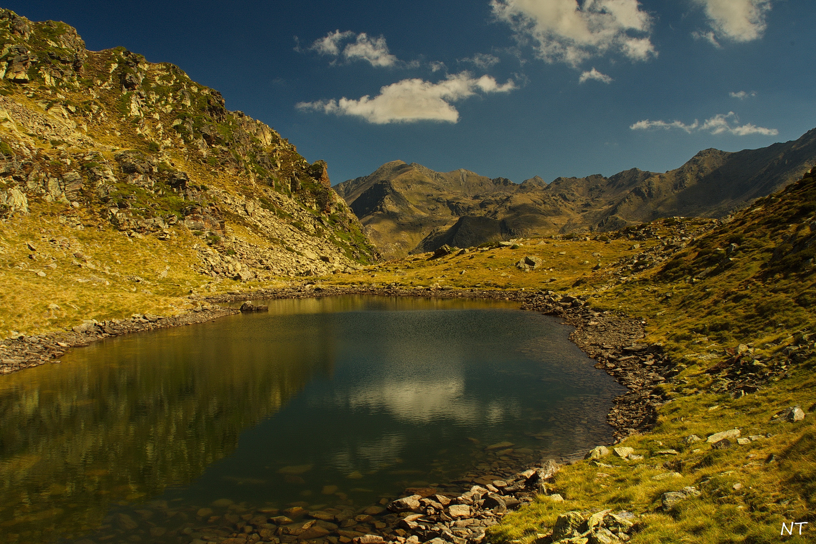 Petit étang anonyme au coeur des Pyrénées.