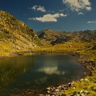 Petit étang anonyme au coeur des Pyrénées.