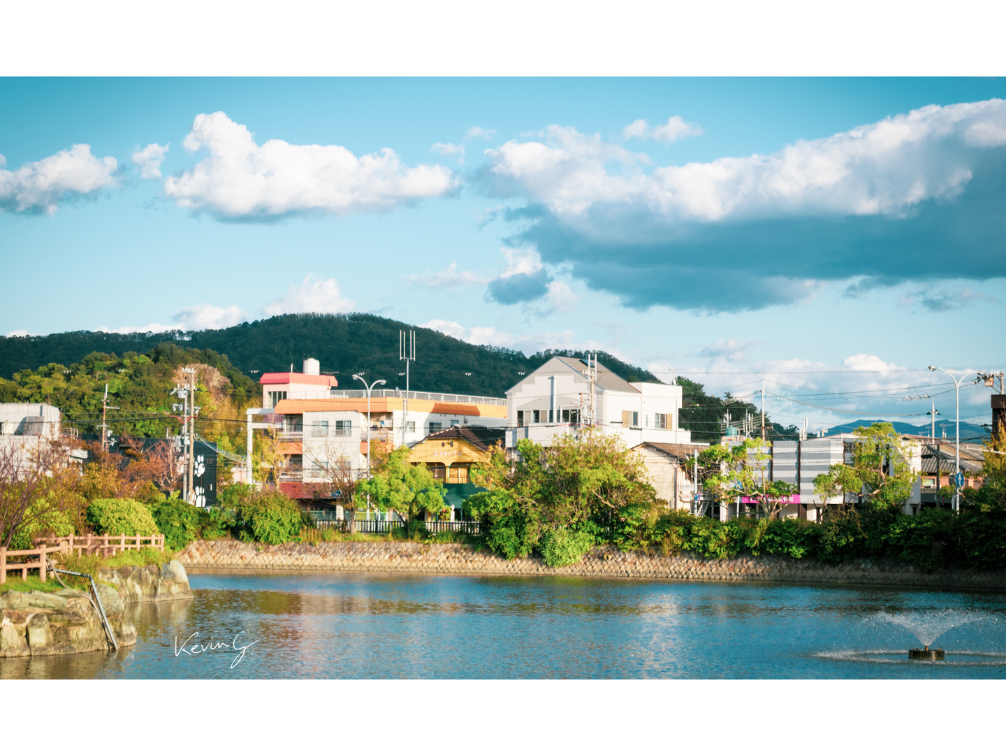 Petit lac cernant un parc, Wakayama, Japon