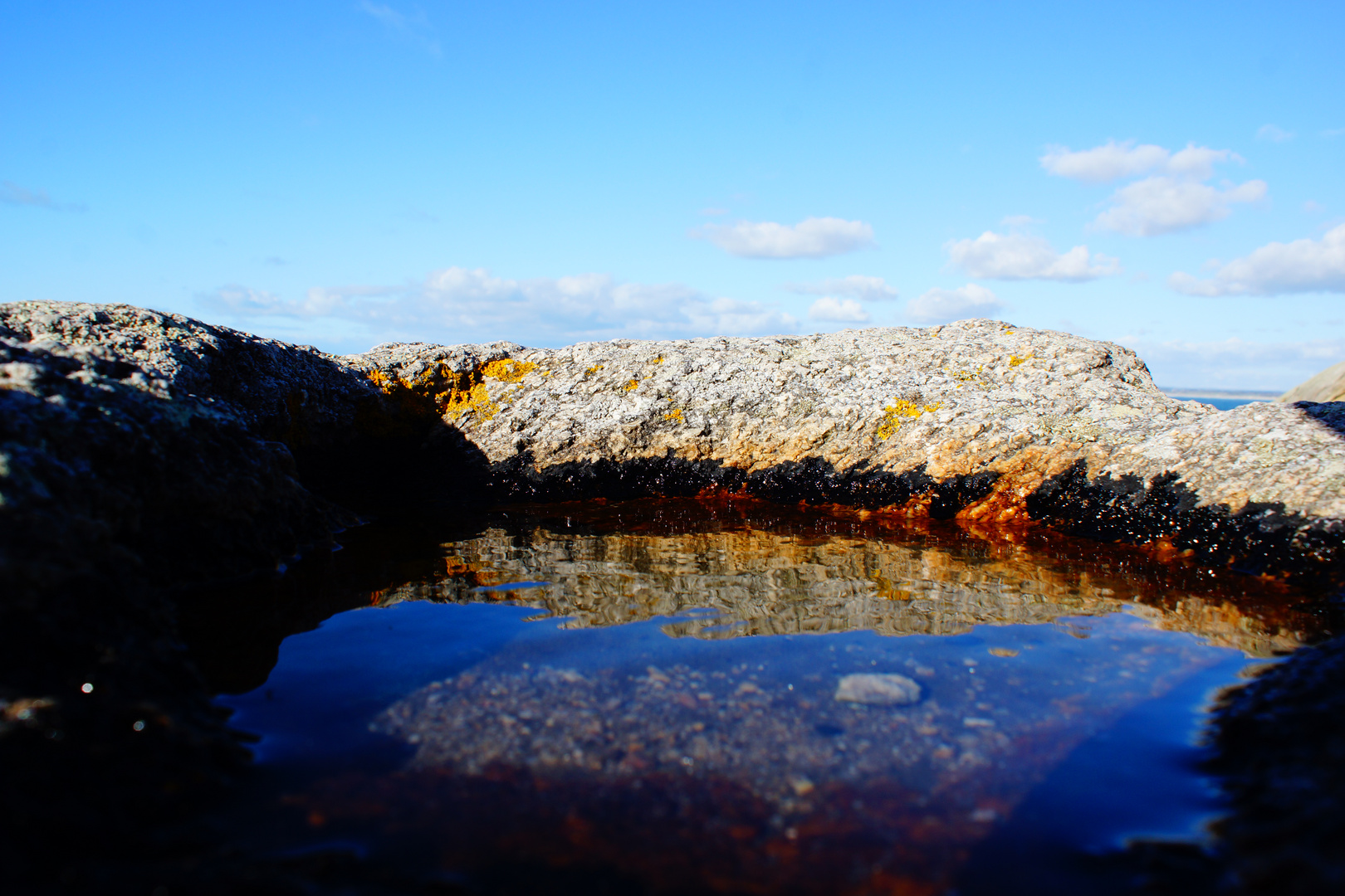 Petit lac, petit rochet, petit reflet