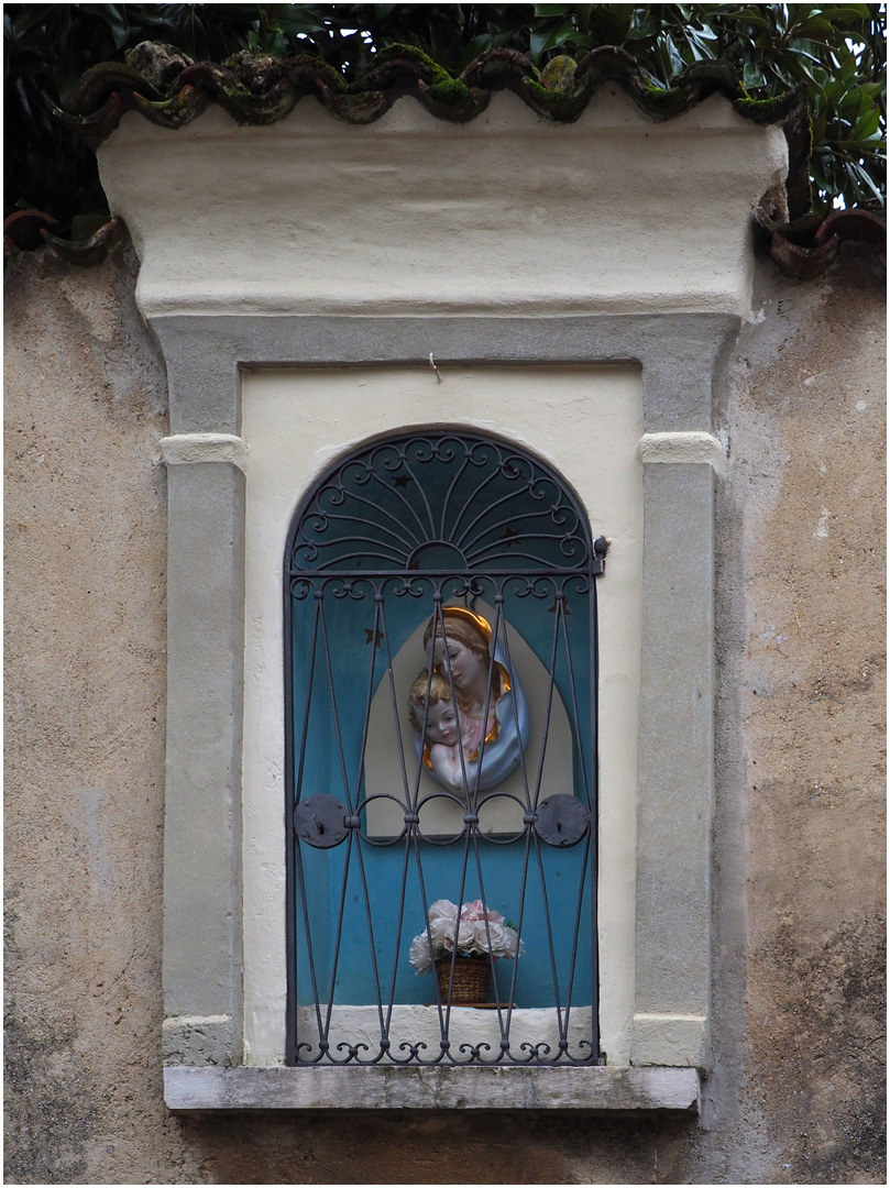 Petit oratoire dans une rue de Moniga del Bosco  --  Muscoline