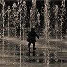 Petit Poucet perdu dans une" forêt" de jets d eau ....