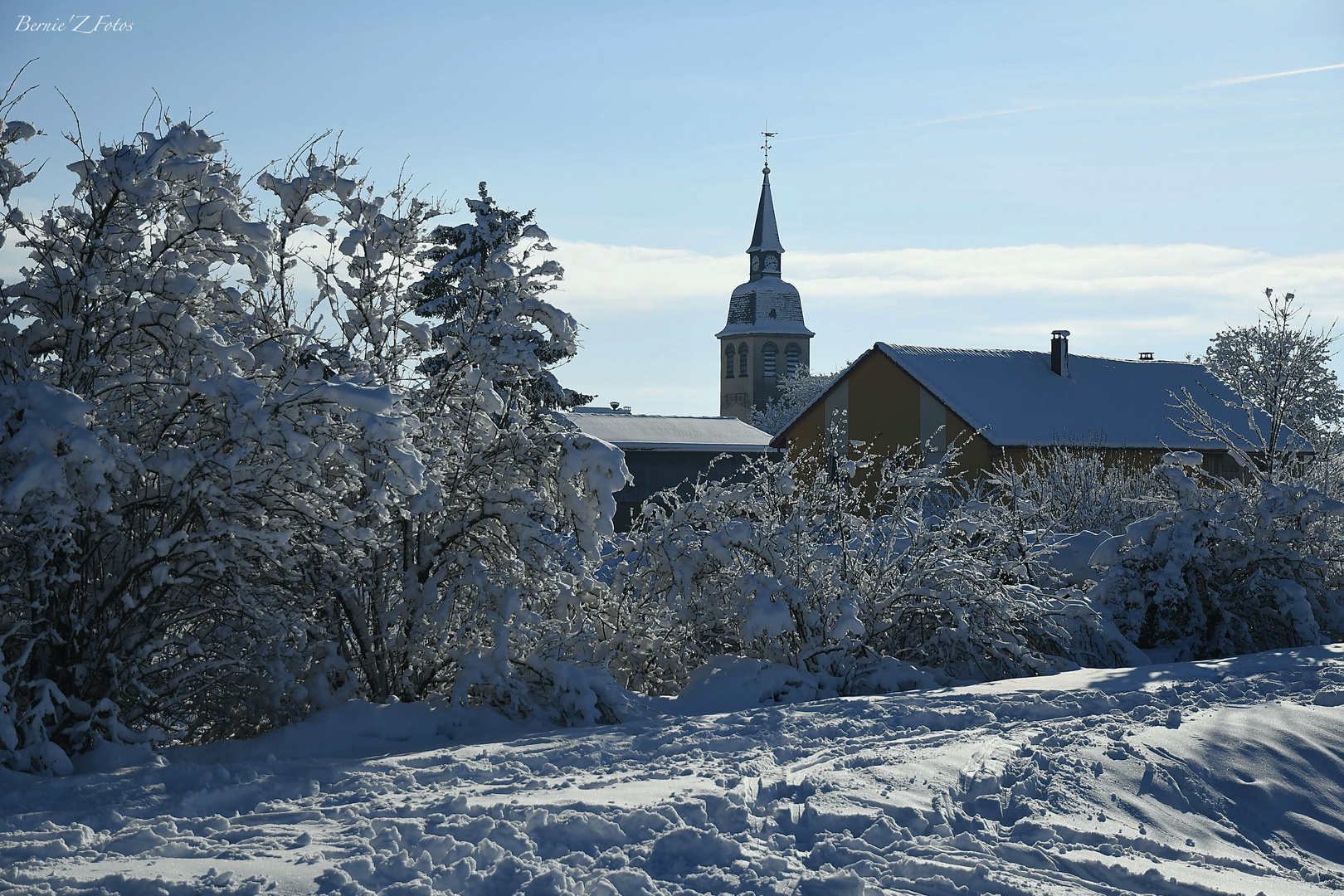 Petit village endormi sous la neige