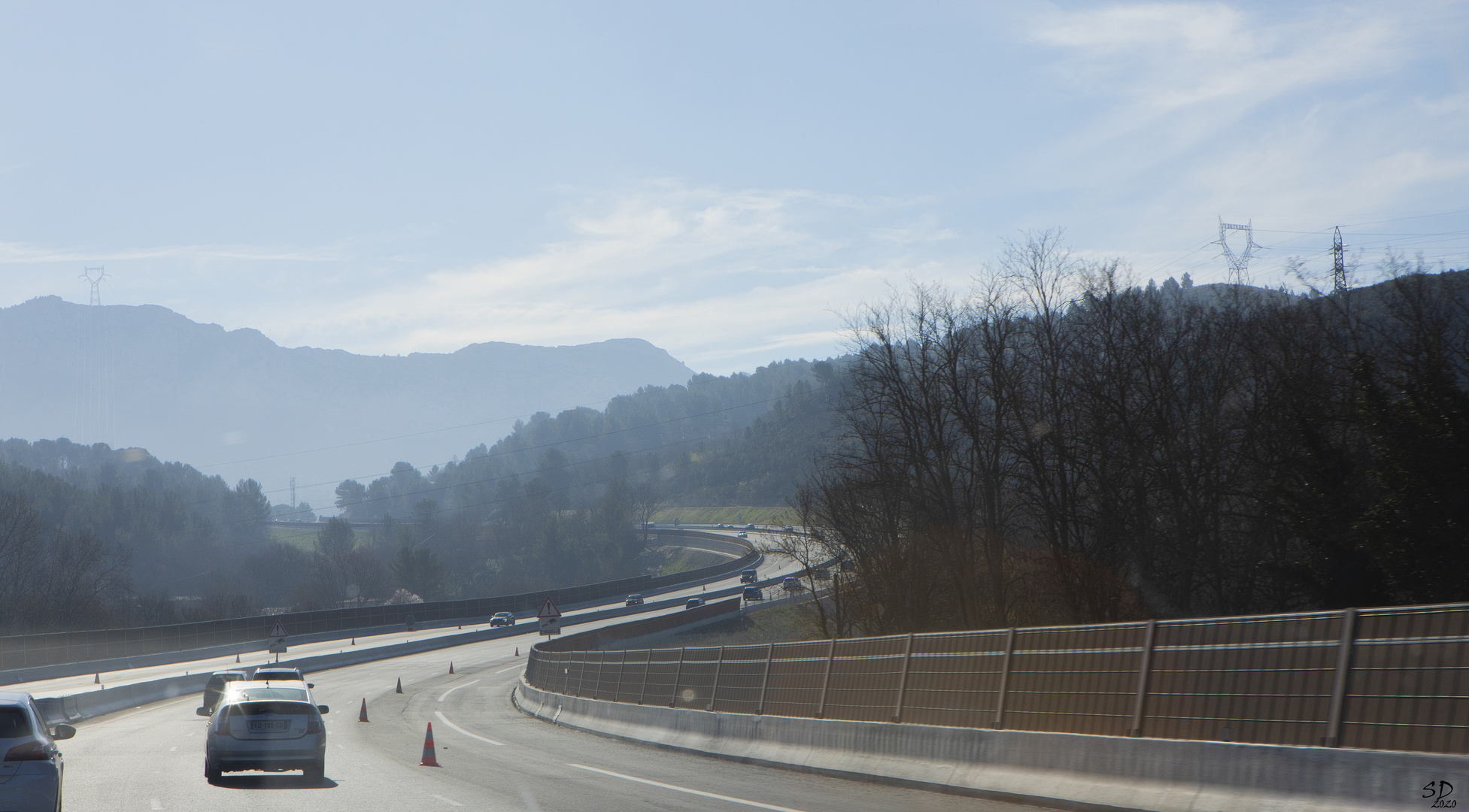 Petite brume bleutée au dessus de l'autoroute 