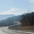 Petite brume bleutée au dessus de l'autoroute 