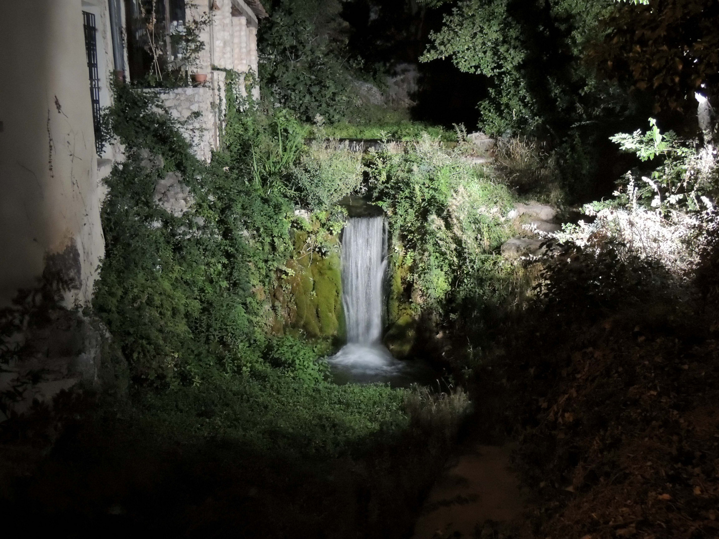 Petite cascade à Moustiers