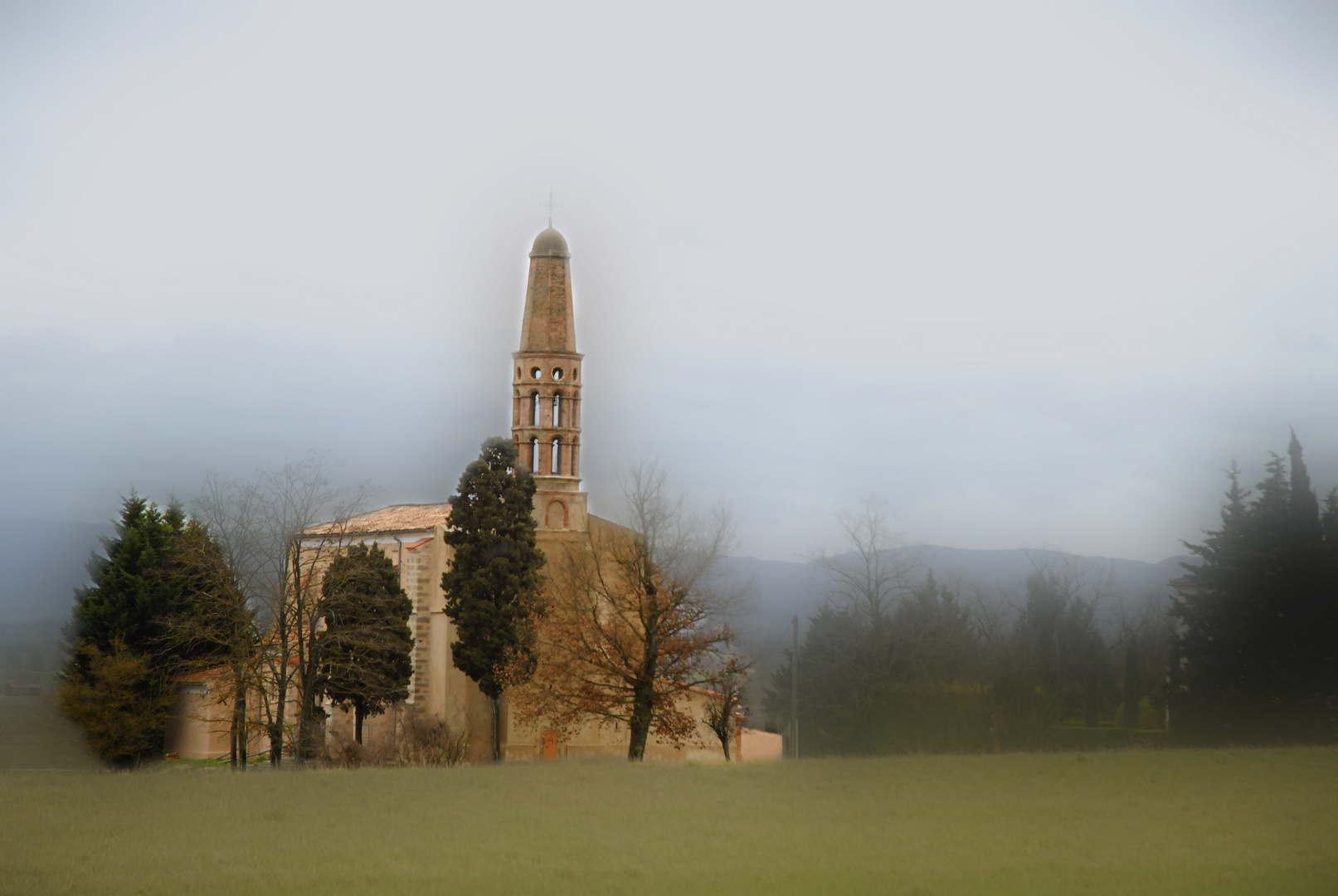 petite chapelle dans la campagne du Tarn