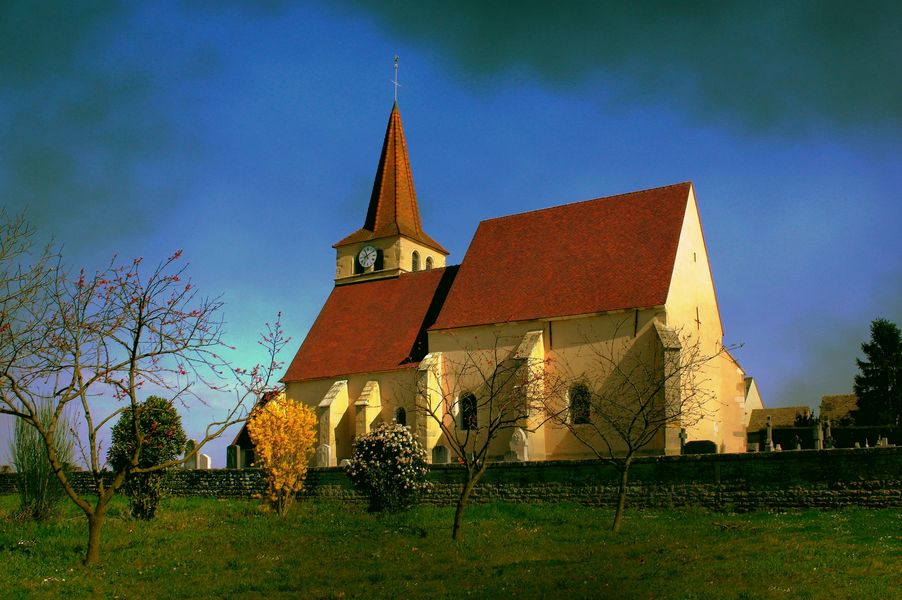 Petite église de campagne / Bourgogne