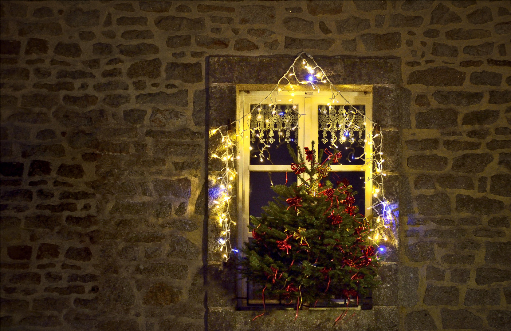 Petite fen tre de nuit photo et image architecture Petite fen tre de nuit photo et image architecture