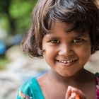 Petite fille qui vendait des bracelets avec sa soeur à côté des filets chinois de Cochin