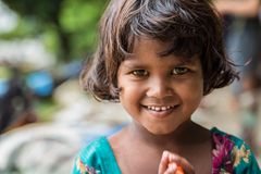 Petite fille qui vendait des bracelets avec sa soeur à côté des filets chinois de Cochin