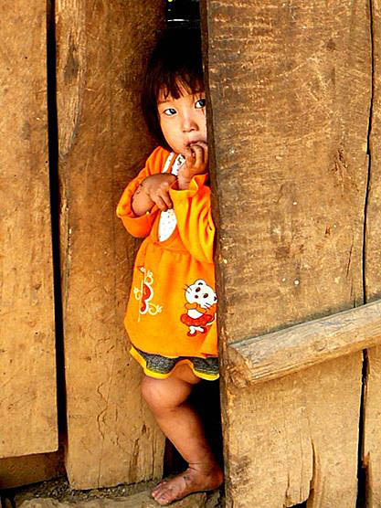 Petite fille timide dans un village du Nord-Vietnam