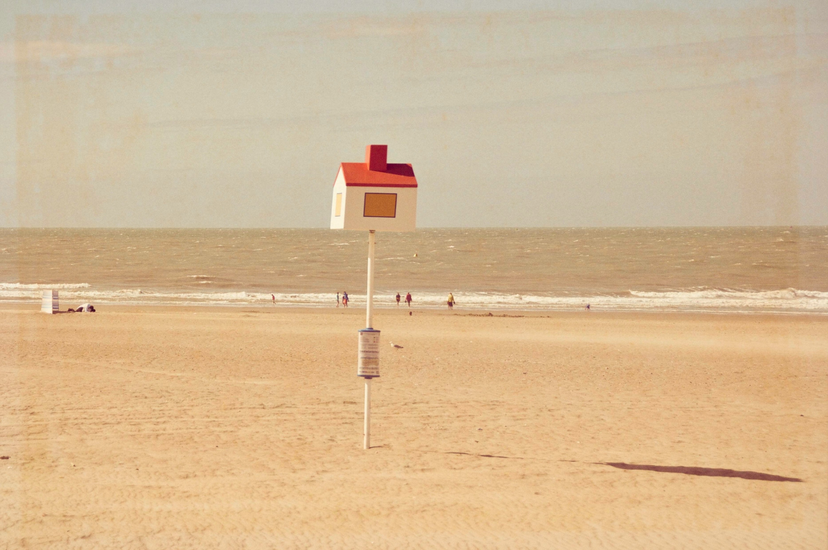 Petite maison posée sur la mer