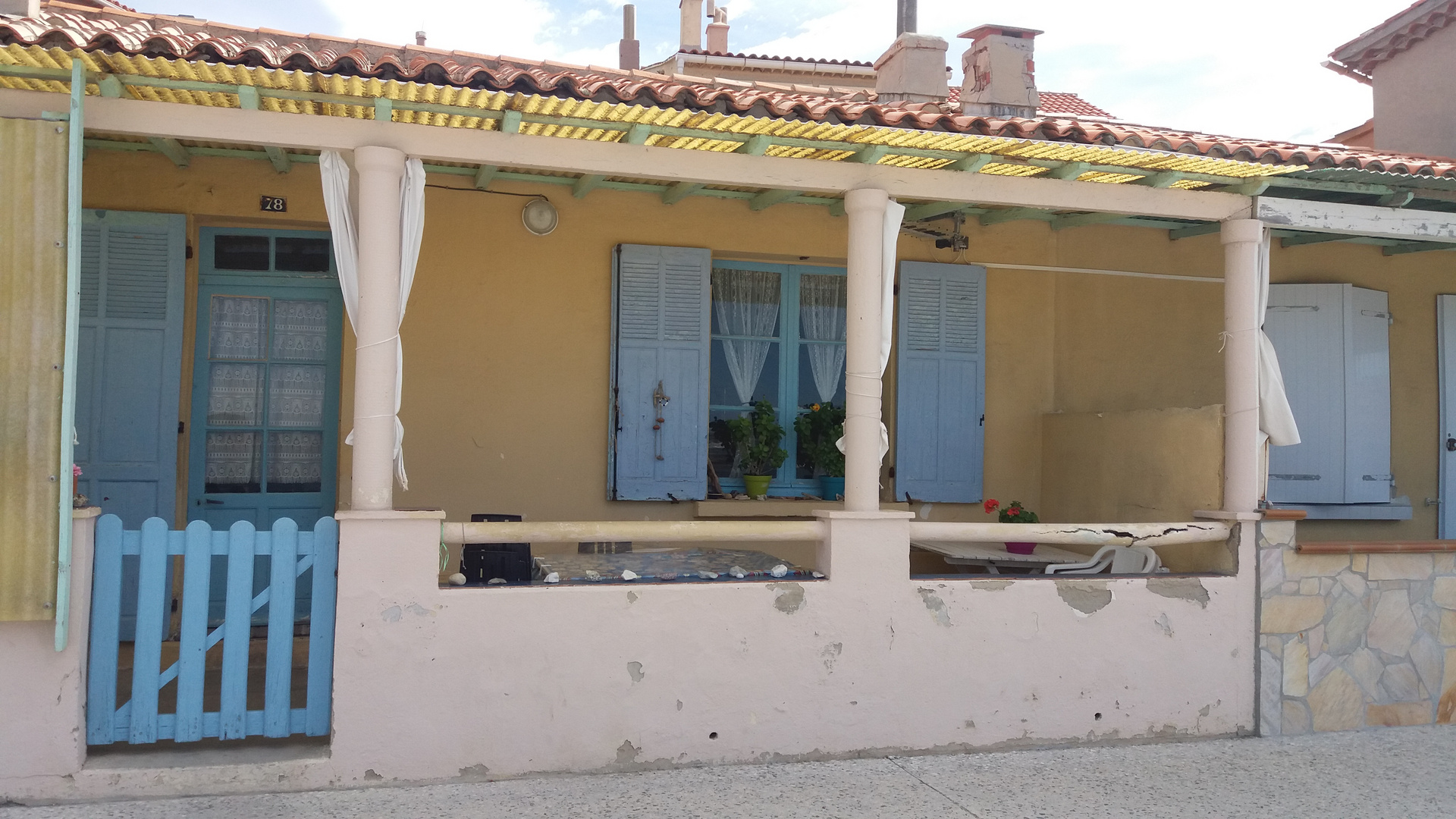 Petite maison près de la plage .