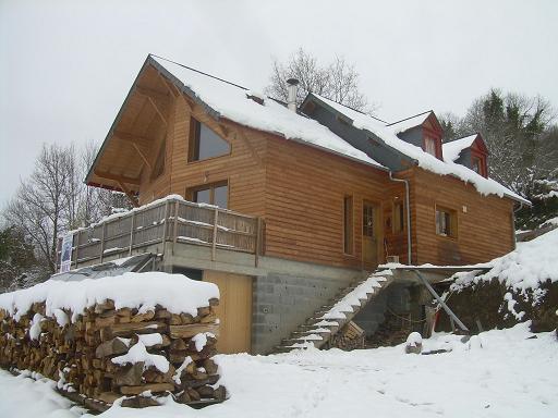 Petite maison sous la neige