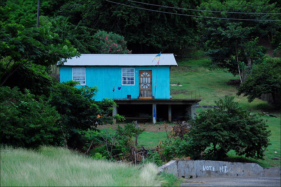 Petite Martinique, Grenada: Einfaches Holzhaus mit alter Tür 2008