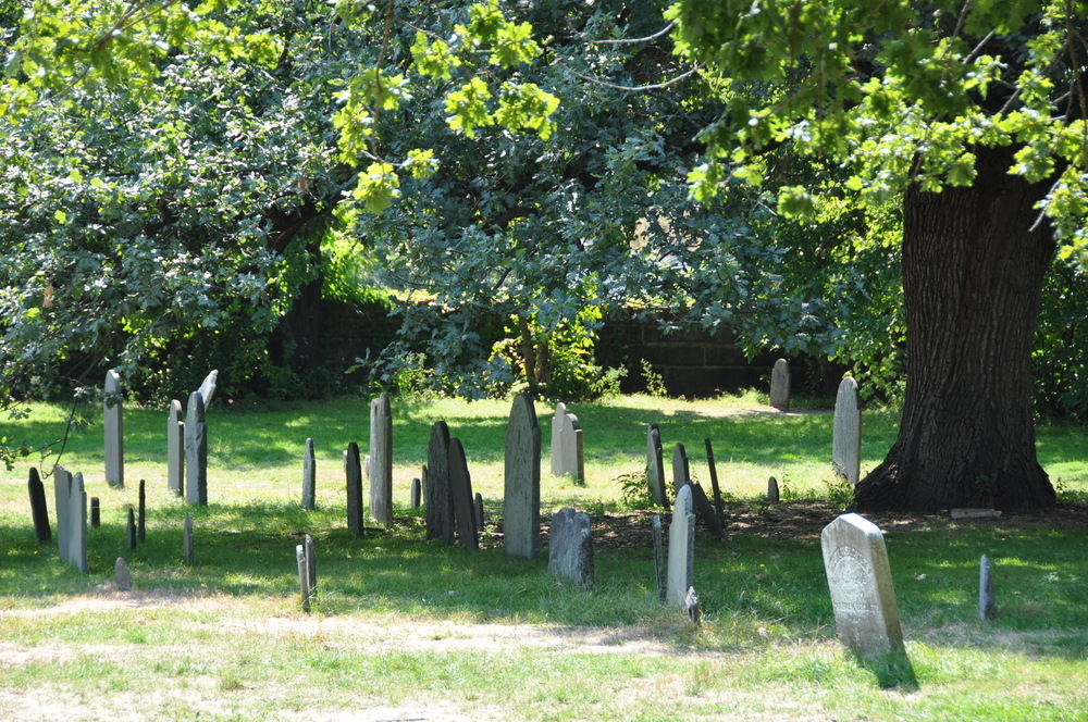 Petite perspective sur cimetière des sorcières de Salem (MA-USA)