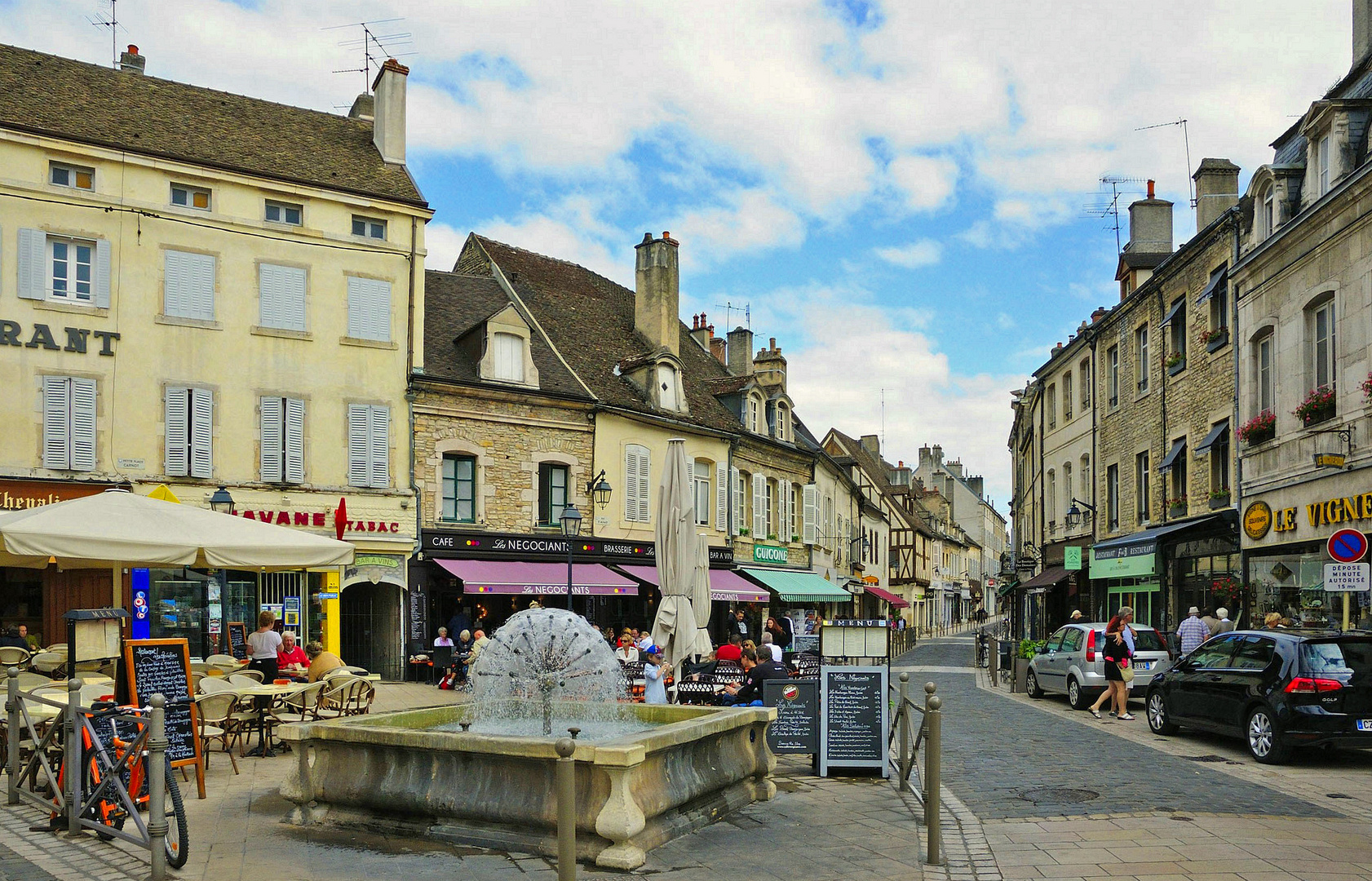 Petite Place Carnot in Beaune, Bourgogne...