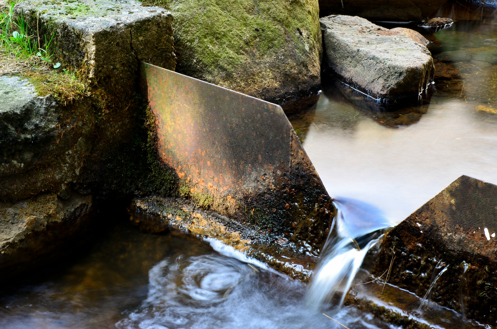 Petite retenue d'eau en contrebas du las du Forlet en Alsace