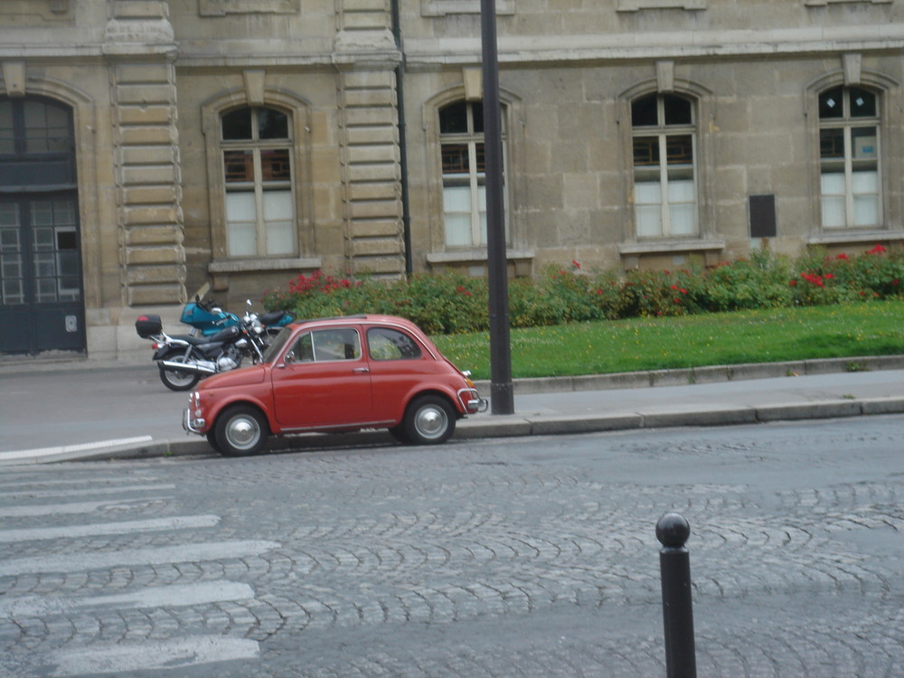 petite voiture rouge