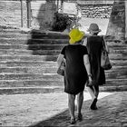 Petites robes noires et chapeau jaune