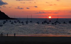 Petits bateaux au coucher de soleil